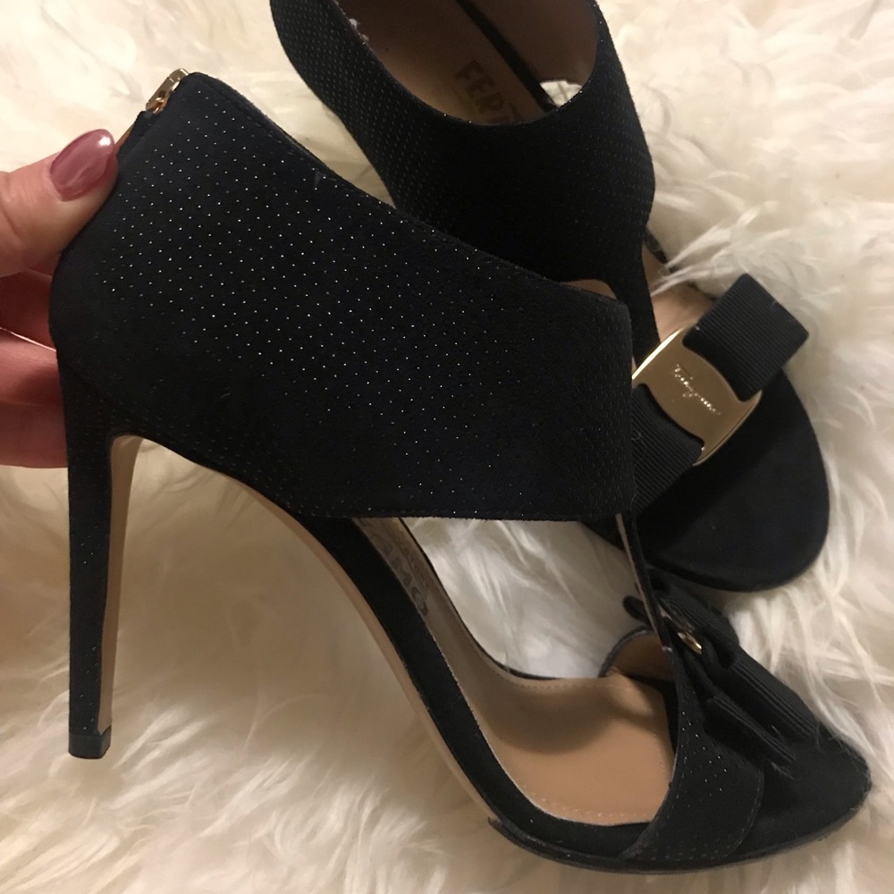 Salvatore Ferragamo t-strap bow pumps/ sandals - Picture 3 of 6